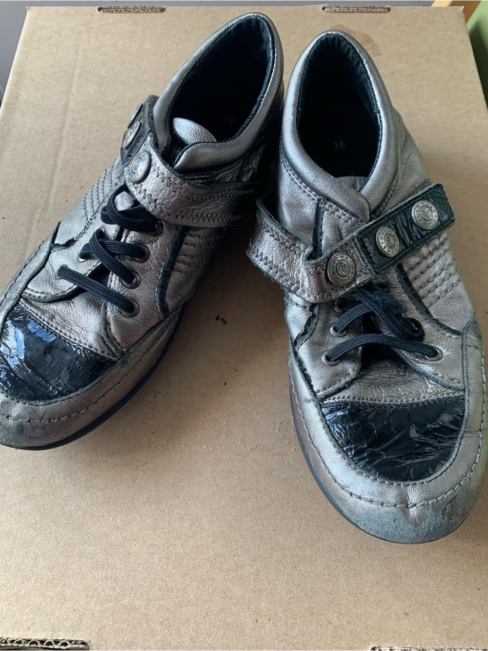 Girls Metallic Pewter Casual Sneakers with Black Accents, size 36